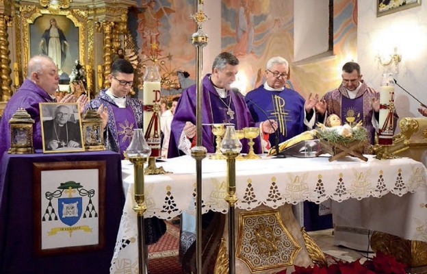 Msza św. żałobna za śp. biskupa T. Pieronka celebrowana w Radziechowach