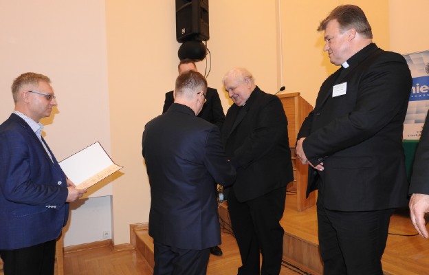 Wręczenie  ks. inf. Ireneuszowi Skubisiowi Medalu Stefan Kardynał Wyszyński Nauczyciel Praw Bożych