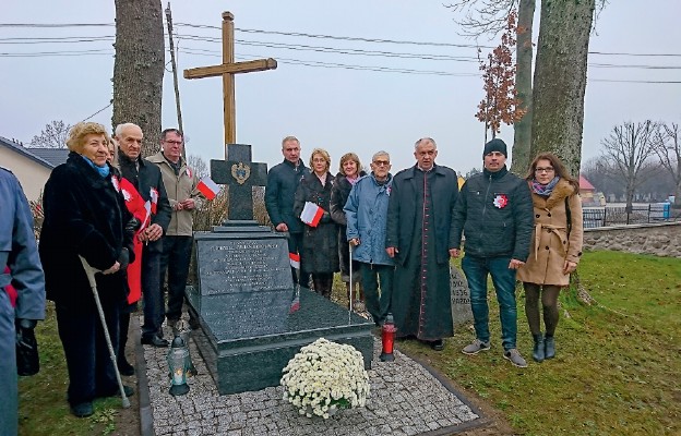 Rodzina Juliana Kupcewicza przy pomniku w Narwi, 11 listopada 2018 r.