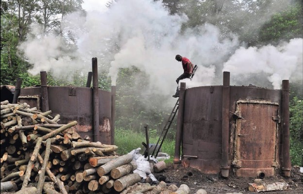 Wypalanie węgla drzewnego niedaleko Lutowisk w Bieszczadach