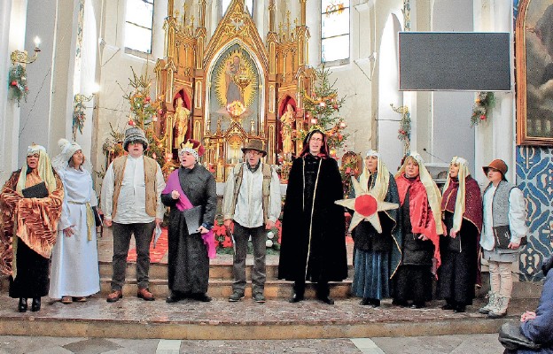 Chór kameralny z parafii św. Jerzego w Biłgoraju przebrany za kolędników