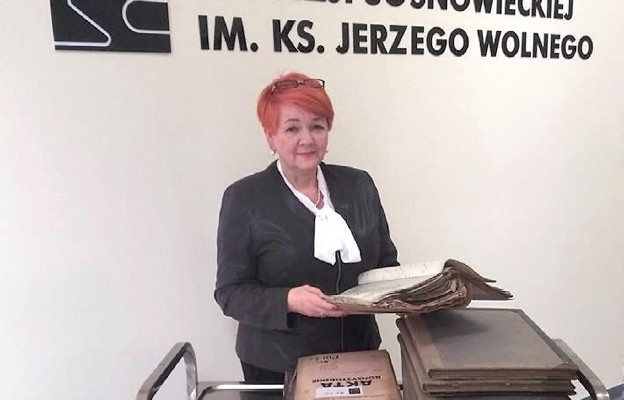 Jolanta Sikora podczas poszukiwań genealogicznych