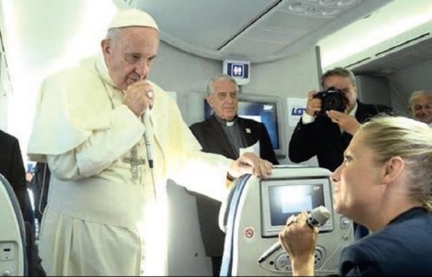 Papież Franciszek i Magdalena Wolińska-Riedi na pokładzie samolotu
w dialogu o Światowych Dniach Młodzieży w Krakowie