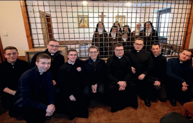 Dziewięciu kleryków toruńskiego seminarium odwiedziło siostry w Łasinie