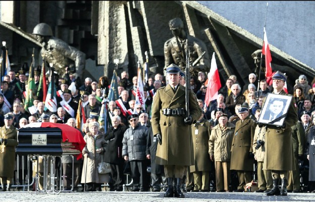 Jeden z etapów pożegnania Premiera Niezłomnego – przed Pomnikiem Powstańców Warszawy