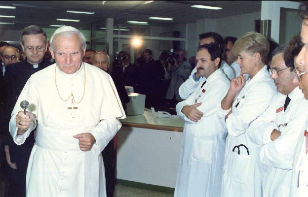 Jan Paweł II przybywał do kliniki nie tylko po pomoc jako pacje nt, ale też z posługą