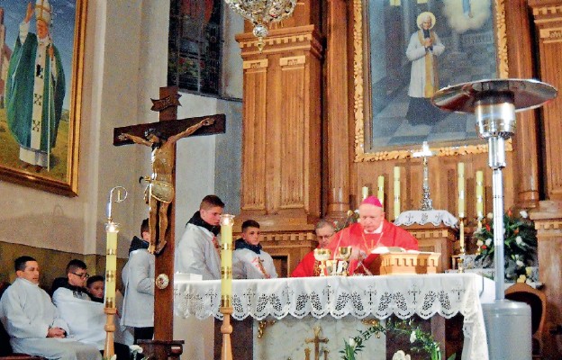 Liturgii z pożegnaniem krzyża przewodniczył bp Józef Wróbel