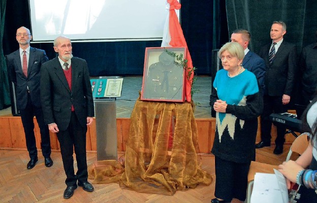 Mundur przekazali rodzice i brat śp. ks. Krzysztofa