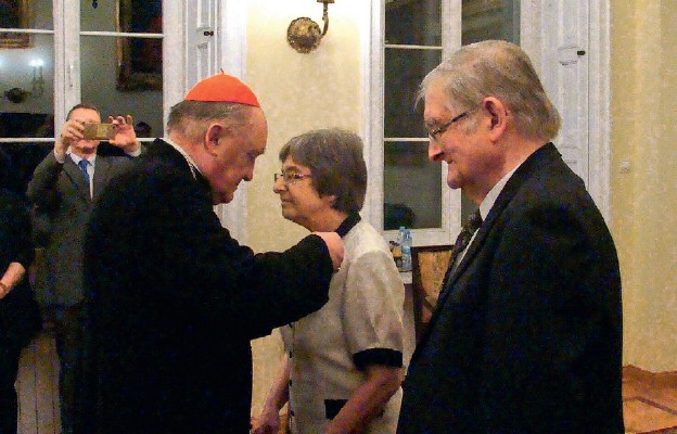 Kard. Kazimierz Nycz odznacza papieskim medalami Irenę i Jerzego Grzybowskich