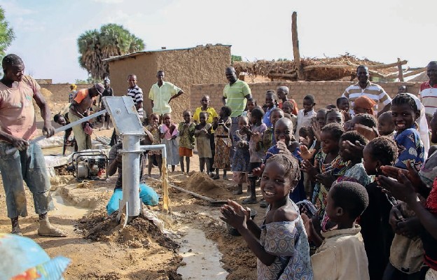Radość czadyjskich dzieci
na widok „pierwszej wody”
z nowo powstałej studni