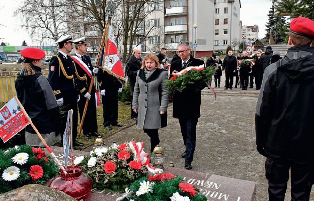 Złożenie kwiatów przy pomnikach ofiar UB