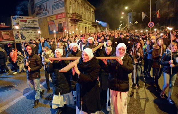 Wierni przeszli z krzyżem głównymi ulicami miasta