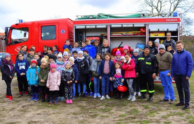Strażacy pokazali nam wóz strażacki i sprzęt, który służy do ratowania życia.