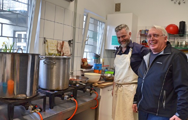 Zupa się gotuje! Na twarzach kucharzy gości uśmiech (z prawej strony stoi Jacek Dunikowski