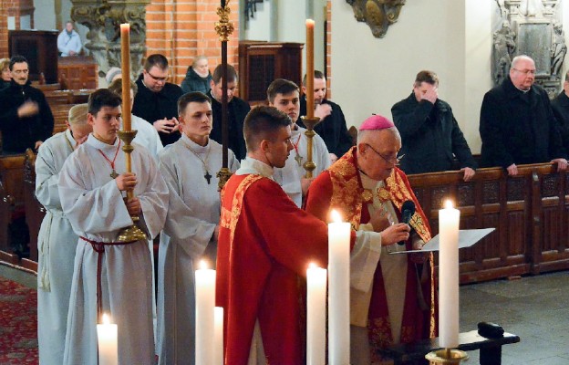 Biskup legnicki przewodniczył nabożeństwu Drogi Krzyżowej,
odprawionemu w katedrze w intencji ofi ar wykorzystania nieletnich przez niektórych duchownych