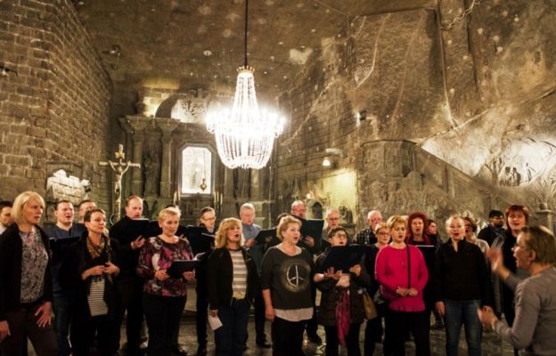 Oprócz samego śpiewania w sanktuarium, modlitwy i spacerów po krakowskim rynku, chór zwiedził także kopalnię soli w Wieliczce i wykonał 3 utwory w kaplicy św. Kingi