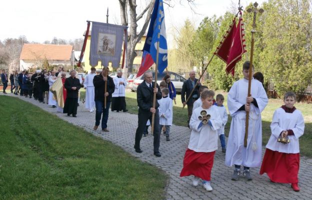 Odpustową Mszę św. zakończyła procesja eucharystyczna wokół kościoła