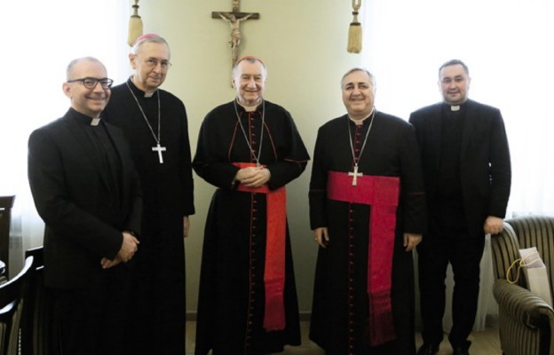 Na jubileuszową konferencję polskich biskupów
z okazji 100. rocznicy Konferencji Episkopatu Polski
do Warszawy przybył kard. Pietro Parolin – sekretarz stanu
Stolicy Apostolskiej (w środku)