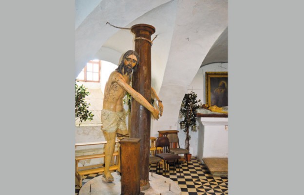 Kaplica Męki Pańskiej. Rzadko spotykana w polskich realiach figura Jezusa przy słupie