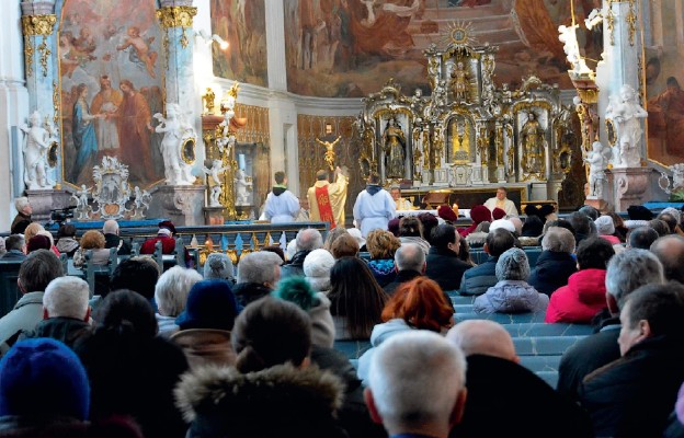Uczestnicy pielgrzymki do Krzeszowa wzięli udział we Mszy św. odprawionej
w kościele pw. św. Józefa