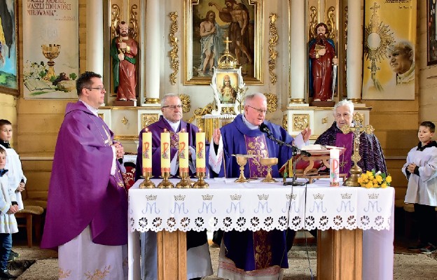 Eucharystii przewodniczył proboszcz parafii, ks. kan. Julian Brzezicki