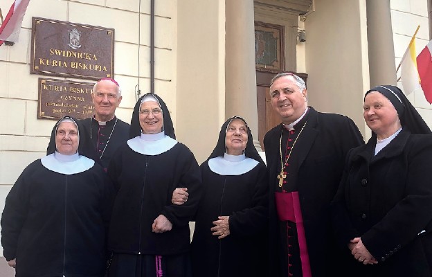 Nuncjusz Apostolski w Polsce i ordynariusz naszej diecezji wśród sióstr zakonnych posługujących w Świdnickiej Kurii Biskupiej