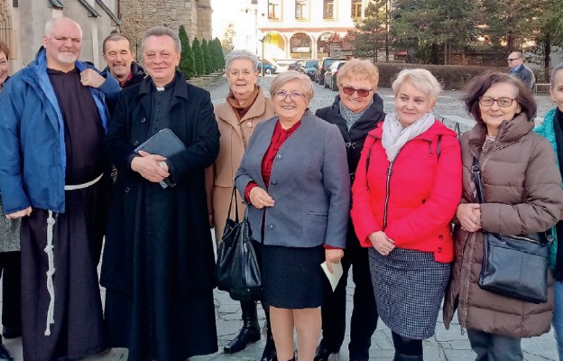 Przedstawiciele sądeckiej grupy o. Pio wraz z moderatorem ks. Andrzejem Liszką (czwarty od lewej)