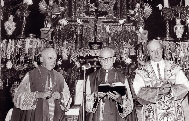 W środku ks. dr Antoni Marchewka na Jasnej Górze
z Prymasem Tysiąclecia kard. Stefanem Wyszyńskim