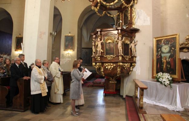 W imieniu parafian obraz powitali Beata i Dariusz Dudek z córką Agnieszką