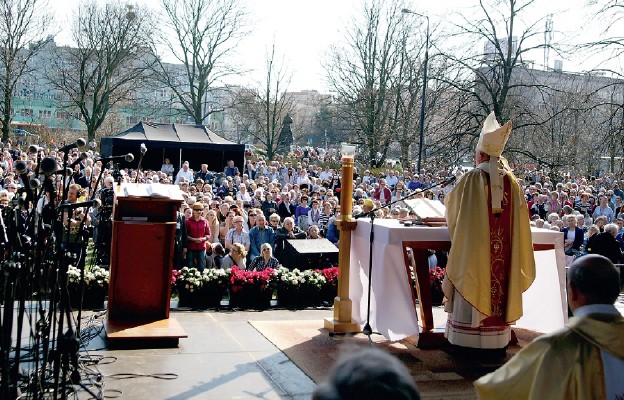 Msza św. przy figurze Jezusa Miłosiernego na Woli rozpocznie się o godz. 15.00 po odmówieniu Koronki do Bożego Miłosierdzia