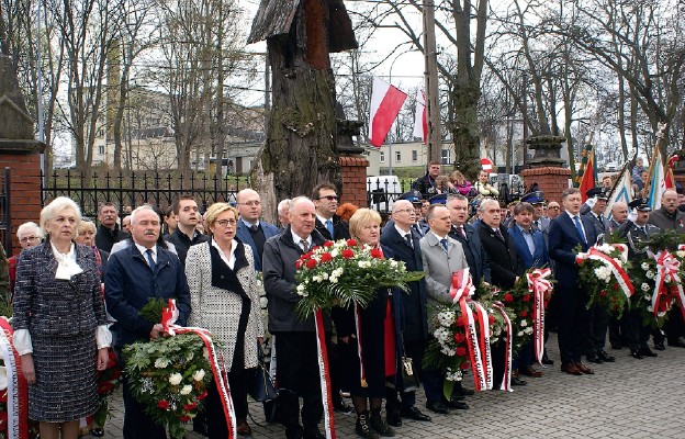 Uczestnicy uroczystości przed pamiątkowymi tablicami