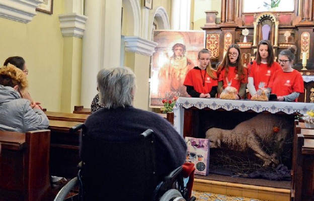 Wolontariusze dzielą się radością z mieszkańcami hospicjum