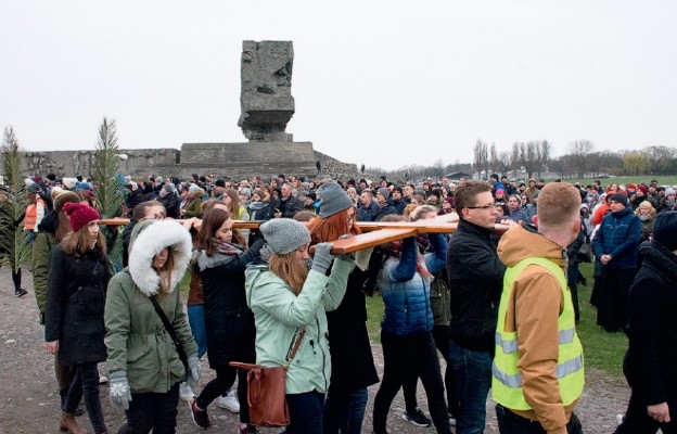 Droga Krzyżowa na Majdanku gromadzi rzesze wiernych