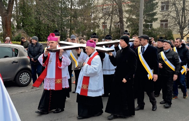 Drodze Krzyżowej ulicami Sandomierza przewodzili księża biskupi