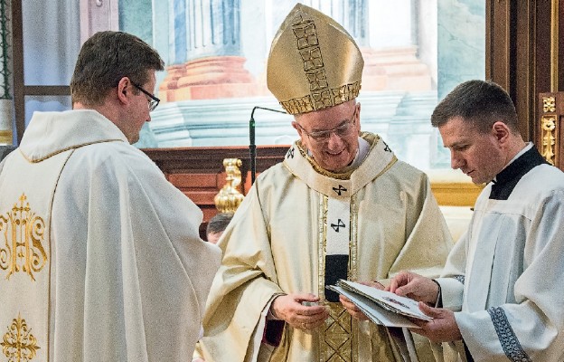 Abp Stanisław Budzik podczas wręczania nominacji członkom komisji przygotowawczej, pierwszy z lewej ks. Adam Jaszcz, sekretarz