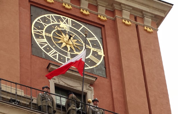 Podniesienie flagi narodowej na Zamku Królewskim