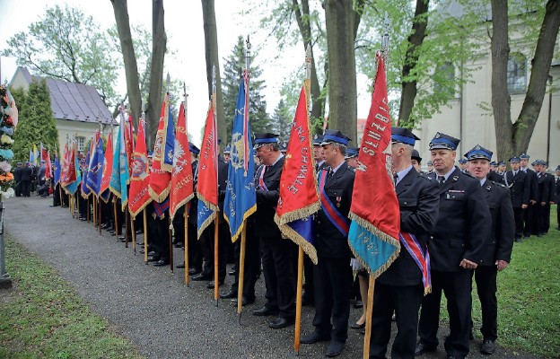 Na placu przy sanktuarium Matki Bożej Łaskawej i Różańcowej w Janowie Lubelskim strażacy w szyku ustawili się ze swoimi sztandarami