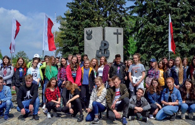 Młodzież z całej diecezji już na początku wyjazdu w Rzeszowie mogła podczas edukacyjnego spaceru poznać bohaterską walkę wielu patriotów o niepodległość Polski