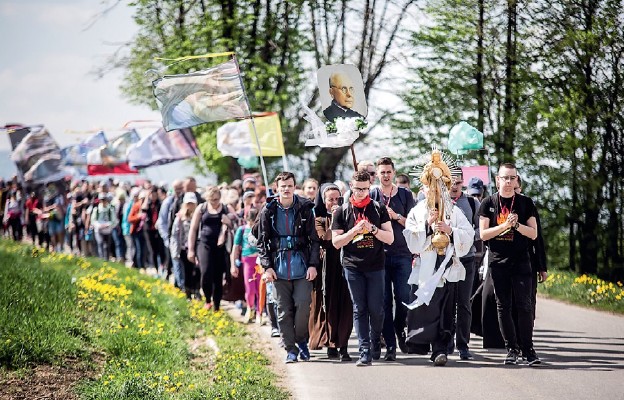 Pielgrzymi w drodze z Najświętszym Sakramentem