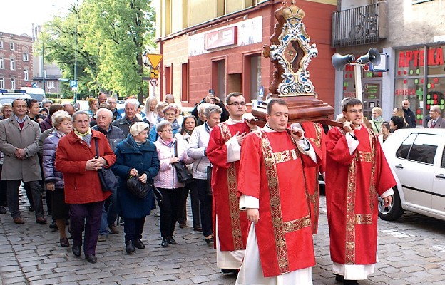 Relikwie św. Stanisława BM niosą w procesji alumni Wyższego
Seminarium Duchownego