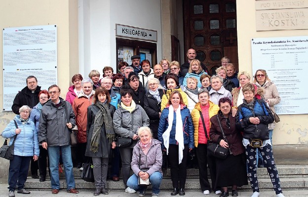 Pielgrzymi przed kościołem św. Stanisława Kostki na Żoliborzu