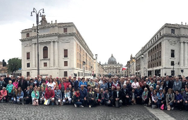 Pielgrzymi na tle Bazyliki św. Piotra w Rzymie