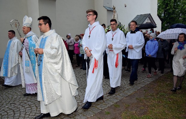 Nabożeństwo fatimskie wokół węgrowskiej bazyliki