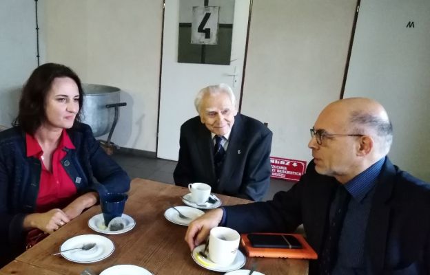 prof. Kruszewski (w środku) z autorką prof. Beatą Halicką i przyjacielem prof. Dieterem Bingenem