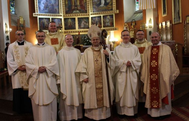 Neoprezbiterzy z bp. Tadeuszem Lityńskim, rektorem i księżmi z seminarium w Paradyżu