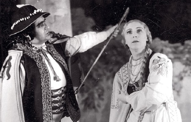 „Halka” Stanisława Moniuszki w Teatrze Estonia w Tallinnie. Scena z udziałem
Olgi Tideberg i Martina Tarasa – 1937 r.