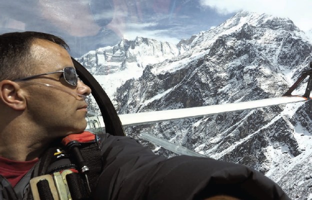 Sebastian Kawa. 
W tle – góra Annapurna