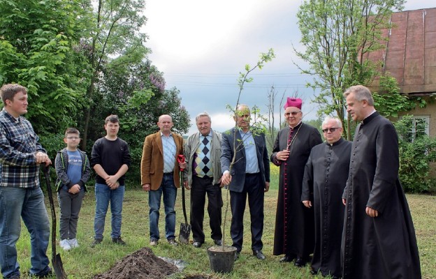 Jubileuszowy dąb pozostanie znakiem wdzięcznej pamięci