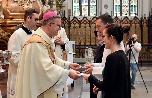 Bp Wiesław Śmigiel w darach ofi arnych przyjął jubileuszowy kielich i patenę
do sprawowania Eucharystii