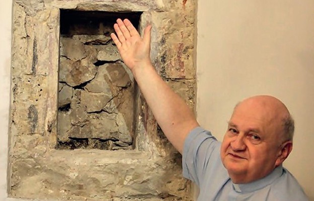 Ks. kan. Janusz Rakoczy, proboszcz parafii w Targoszycach,
wskazuje na odkryte gotyckie sakramentarium